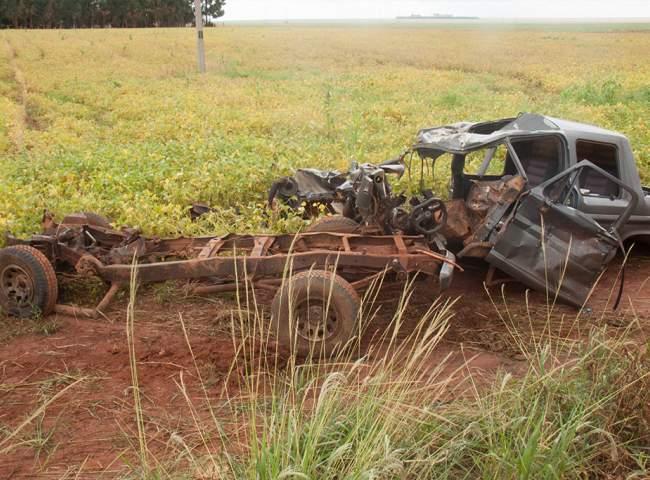 Motorista de 50 anos morre após colidir camionete 'desgovernada' em carreta