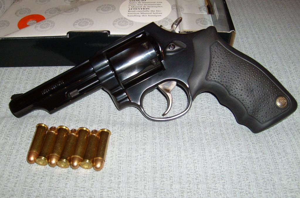 Mulher é presa escondendo arma que marido usou para ameaçar pais dela