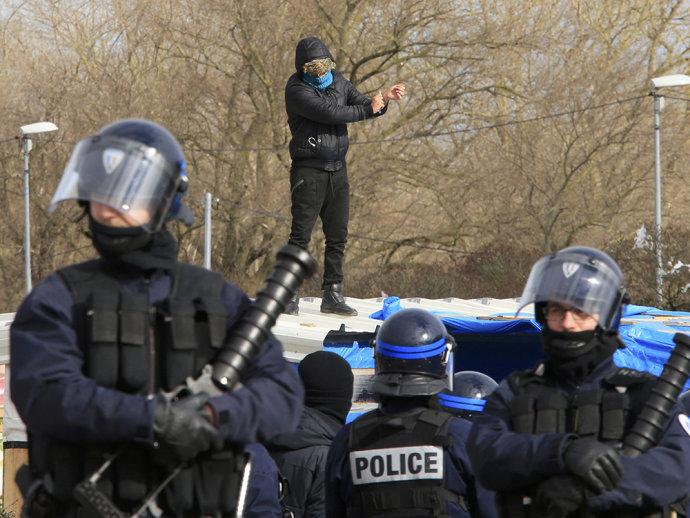 Refugiados atacam caminhões e enfrentam a polícia em Calais