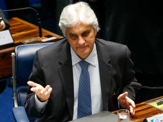 Investigado na Lava Jato, Delcídio deixa presidência da CAE