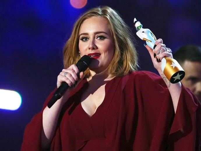 Adele ajuda fã a pedir namorado em casamento. Assista