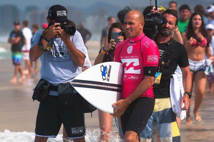 Kelly Slater salva dois banhistas no Havaí – de novo
