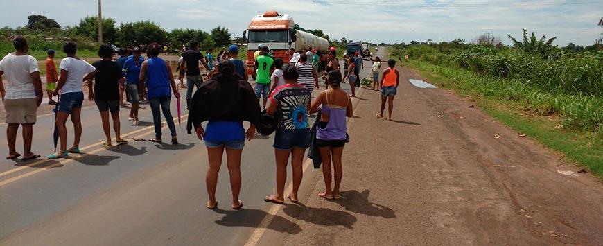 Rodovia é interditada em protesto ao fechamento do lixão
