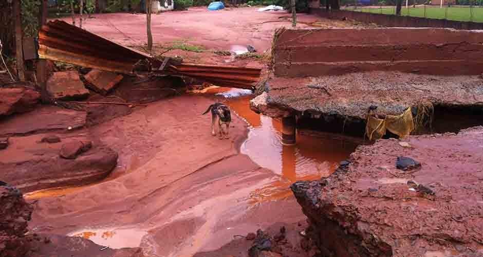 Temporal destrói ruas e isola bairro da Capital
