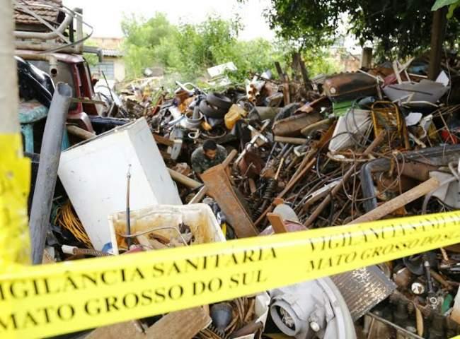 Polícia prende dono e tira 2 caminhões de lixo em ferro-velho no Guanandi