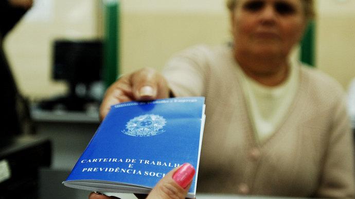 Relação de vagas de trabalho por candidato cai 30% em 2015, diz pesquisa