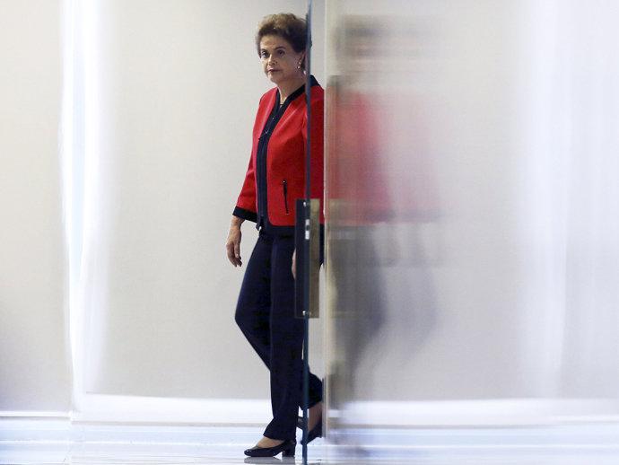 Dilma se cala sobre Delcídio e faz reunião no Planalto