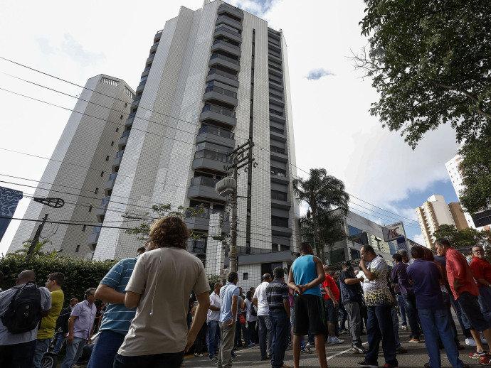 Manifestantes se enfrentam em frente ao apartamento de Lula