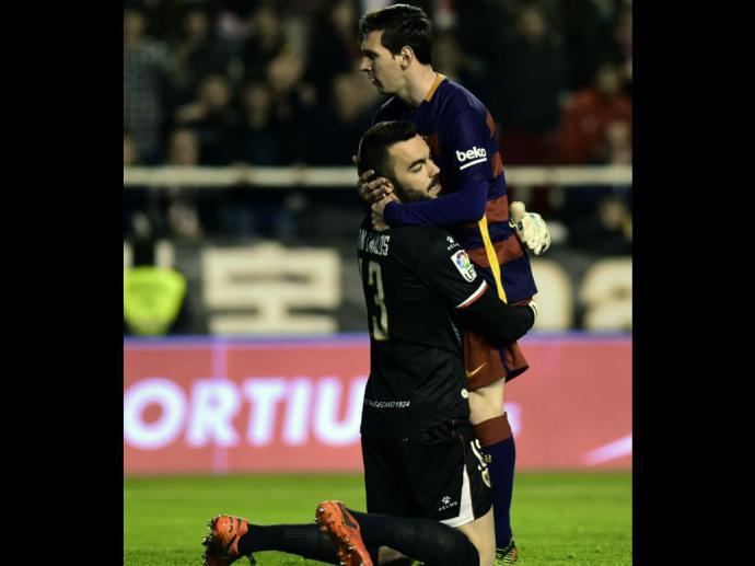 Tende piedade: goleiro rival se ajoelha aos pés de Messi