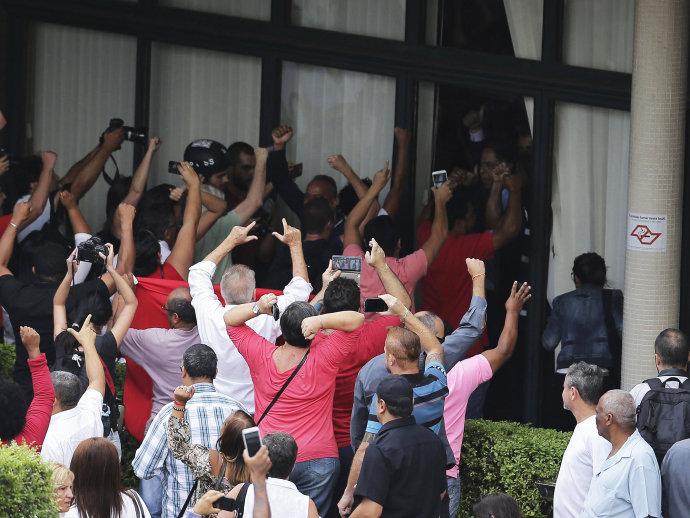 Ministro de Dilma esperava Lula na saída de depoimento