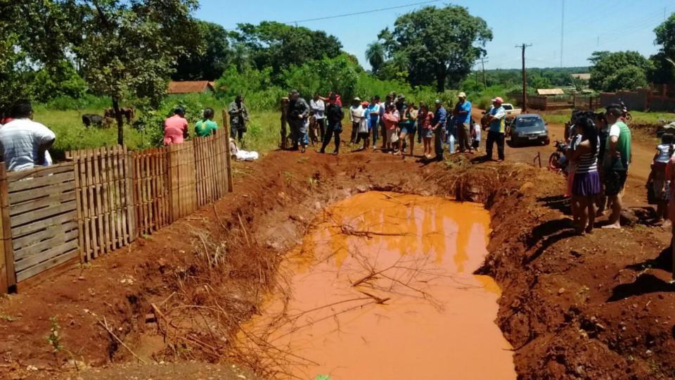 Criança de 1 ano é encontrada morta próxima a vala alagada em aldeia