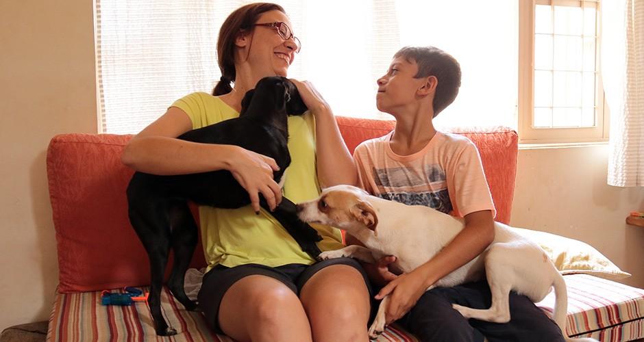 Cadelinhas adotadas fazem família voltar a sorrir