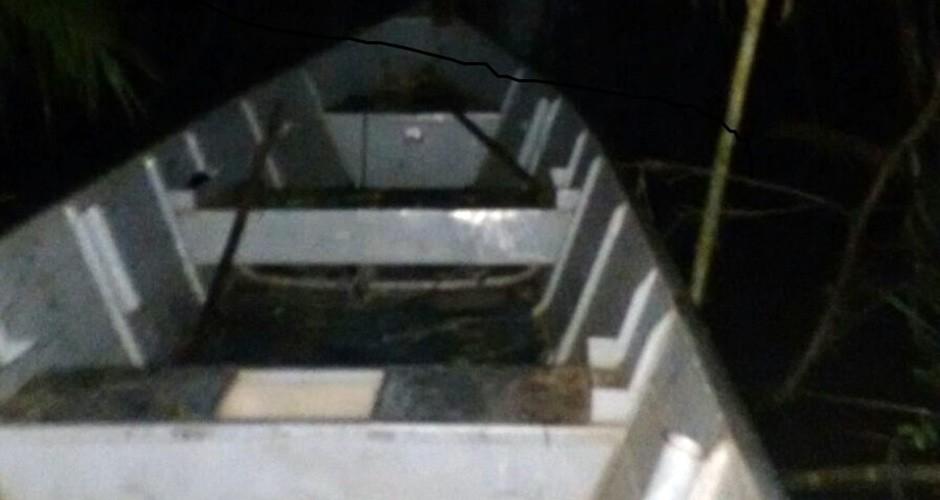 Quatro são resgatados em rio após barco virar