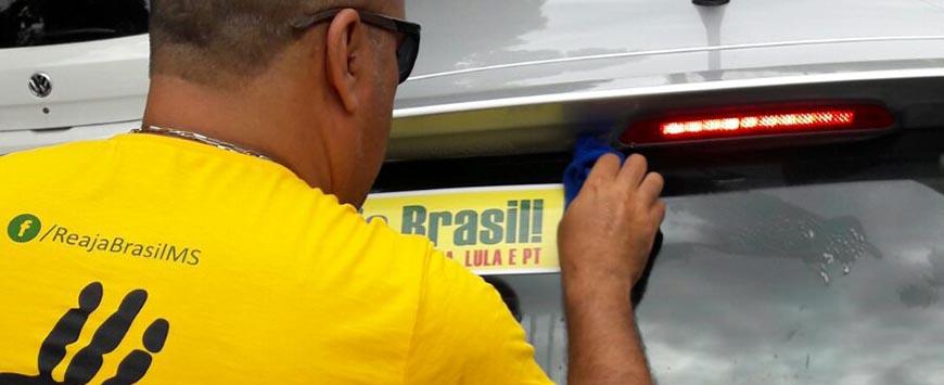 Adesivagem chama população para protesto