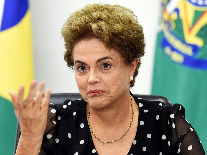Dilma repete discurso petista e critica condução 'sob vara' de Lula