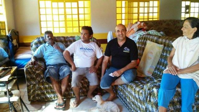 Prefeito Leleco visita famílias desabrigadas