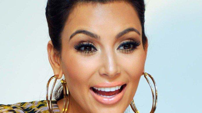 Para comprovar boa forma física, Kim Kardashian publica foto nua