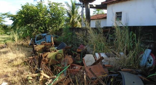Dono de oficina é multado por derramar óleo no solo