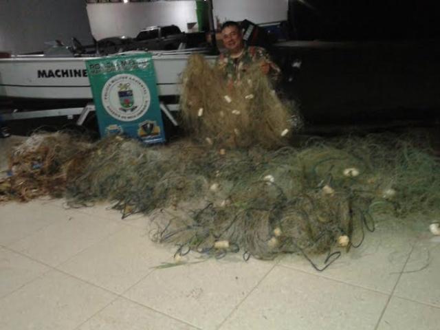 Paranaenses são autuado por pesca ilegal usando 400 metros de redes