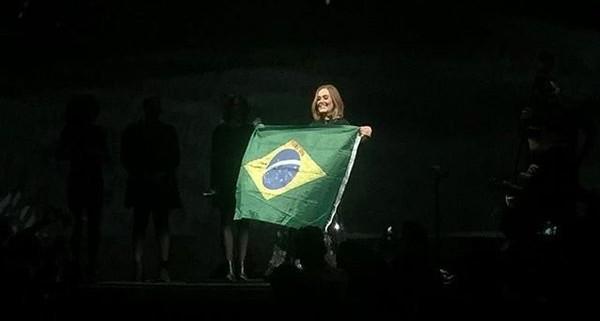Adele exibe bandeira do Brasil em show e diz: 
