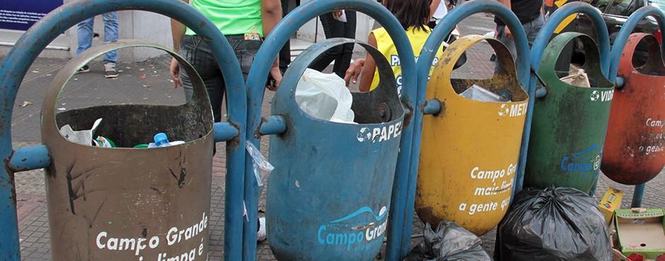 Capital institui Programa 'Adote uma Lixeira'