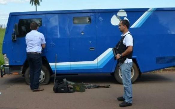 Bandidos com fuzis estavam em carro-forte e tentavam fugir para o Paraguai