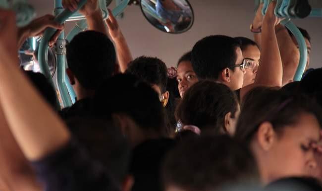 Tarado importuna garota dentro de ônibus na Capital e pai procura a polícia