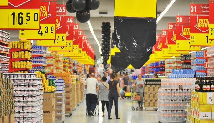 Varejo tem queda de 5,2% em 12 meses, a maior da história