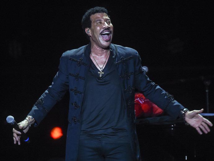 Lionel Richie faz show com hits e embala casais em SP