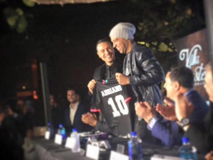 Adriano chega a Miami, sob gritos de 'Imperador voltou'