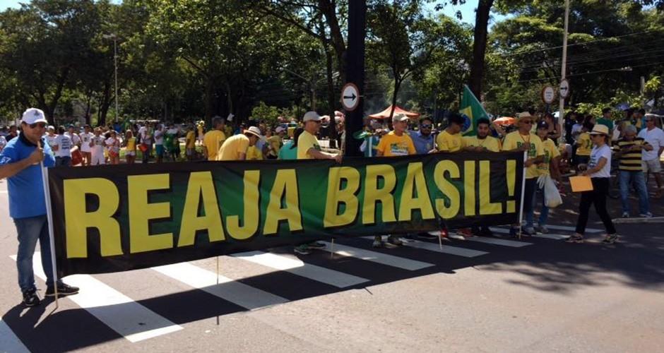 Campo-grandenses se concentram para manifestação