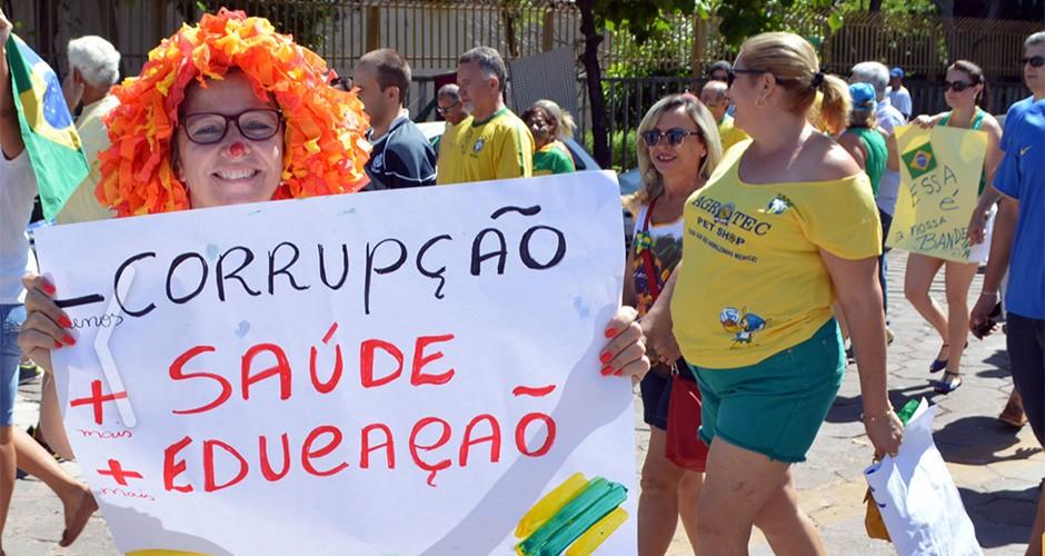 População sai às ruas contra corrupção no interior