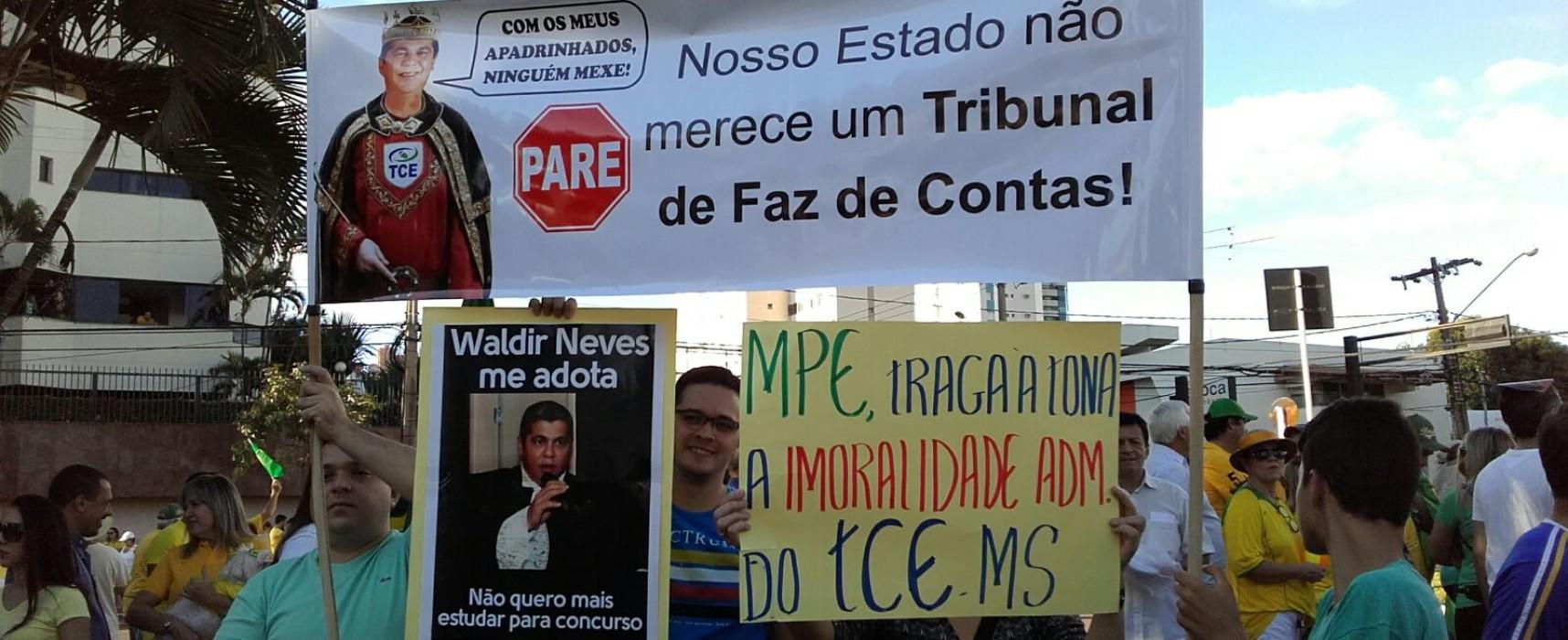 Cartaz critica cabide de empregos no TCE