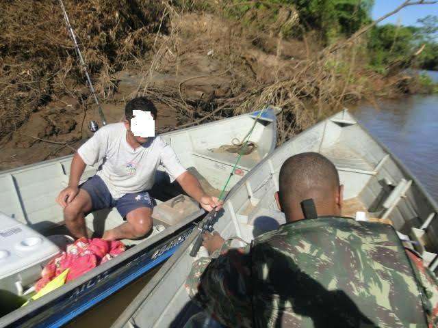 Três pescadores são autuados por pesca irregular no rio Miranda