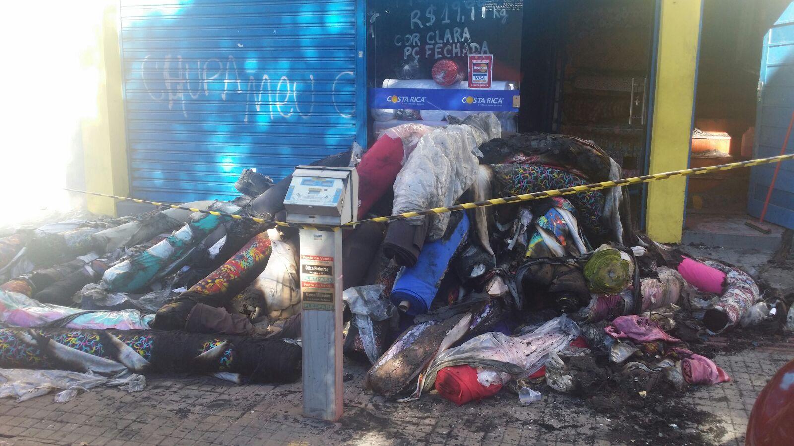 Incêndio em loja de tecido causa prejuízo de R$ 100 mil