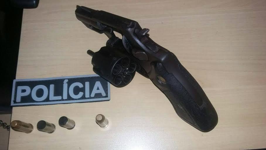 Polícia Militar prende jovem por porte ilegal de arma de fogo