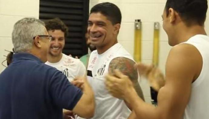 Pegadinha na Vila: Santos homenageia Renato com 'venda' para a China
