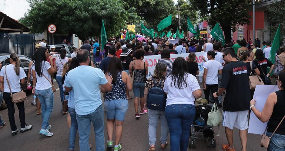 Professores fazem passeata nas ruas da Capital