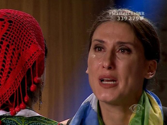 Paola Carosella chora ao receber bandeira do Brasil no ‘MasterChef’