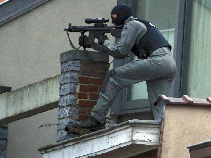 Policiais belgas seguem perseguindo dois terroristas foragidos