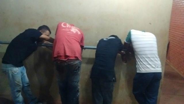 Dupla assalta mulher, retorna ao local do crime e é flagrada pela polícia com comparsas