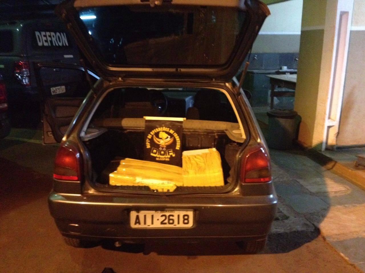 Traficante fura bloqueio policial e abandona veículo carregado com maconha