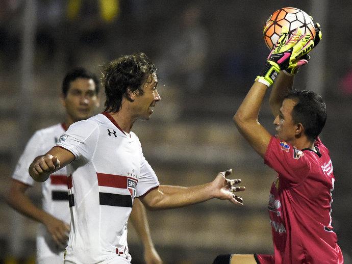 São Paulo só empata e se complica na Libertadores