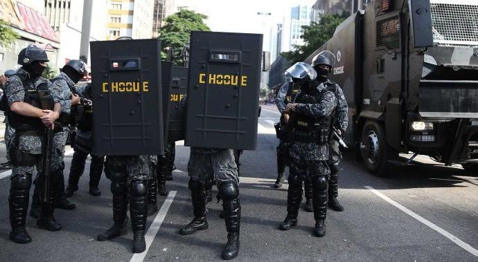 Choque retira manifestantes da a Avenida Paulista