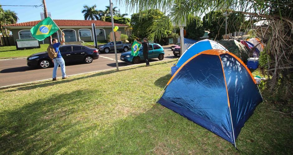Manifestantes acampam em frente ao MPF