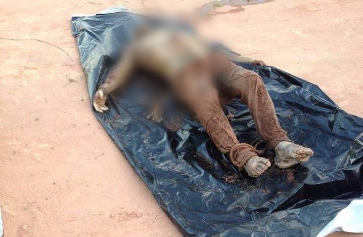 Corpo com perfurações de faca é encontrado coberto por pedras em córrego