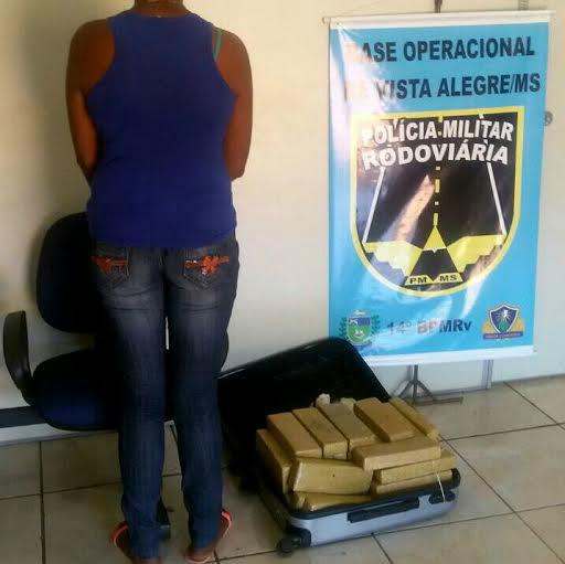 Jovem é flagrada com maconha que seria levada para a Bahia