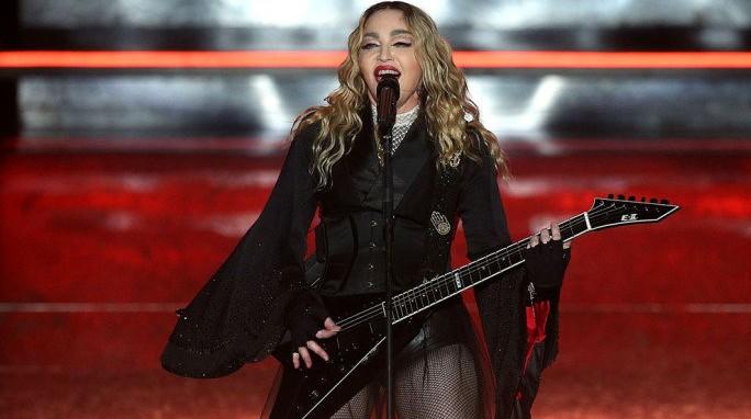 Sem noção, Madonna puxa blusa e deixa seio de fã à mostra em show