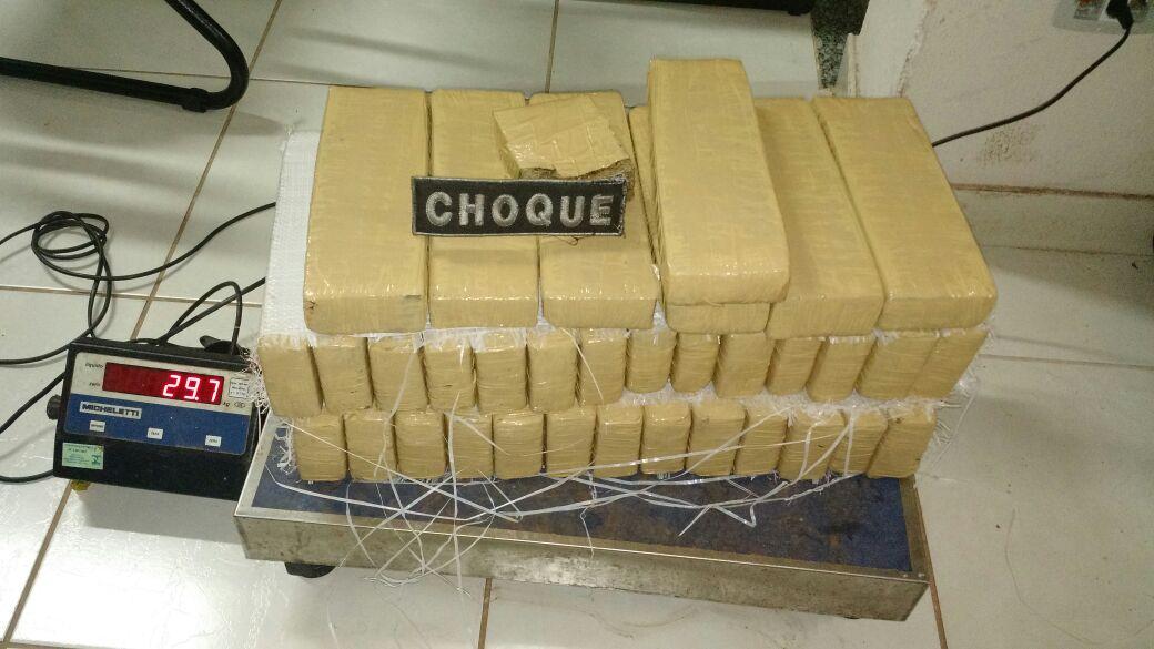 Polícia prende dupla com carro roubado e drogas