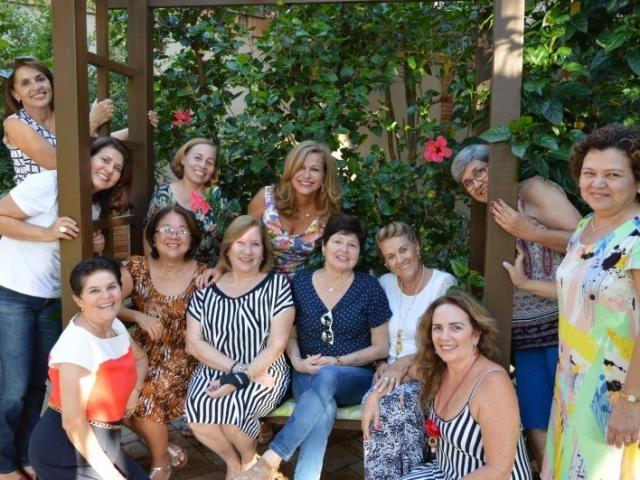 Mulheres reúnem grupo para curtir a vida juntas